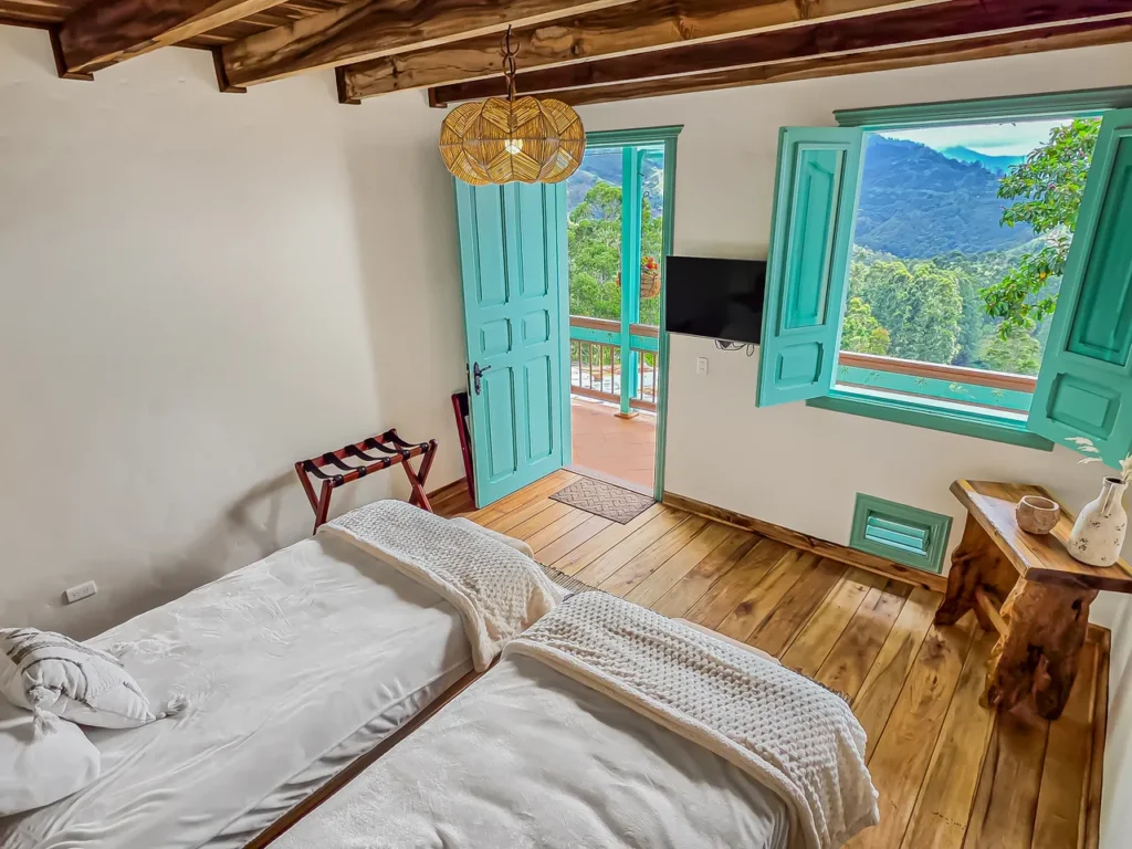 Habitación con dos camas sencillas